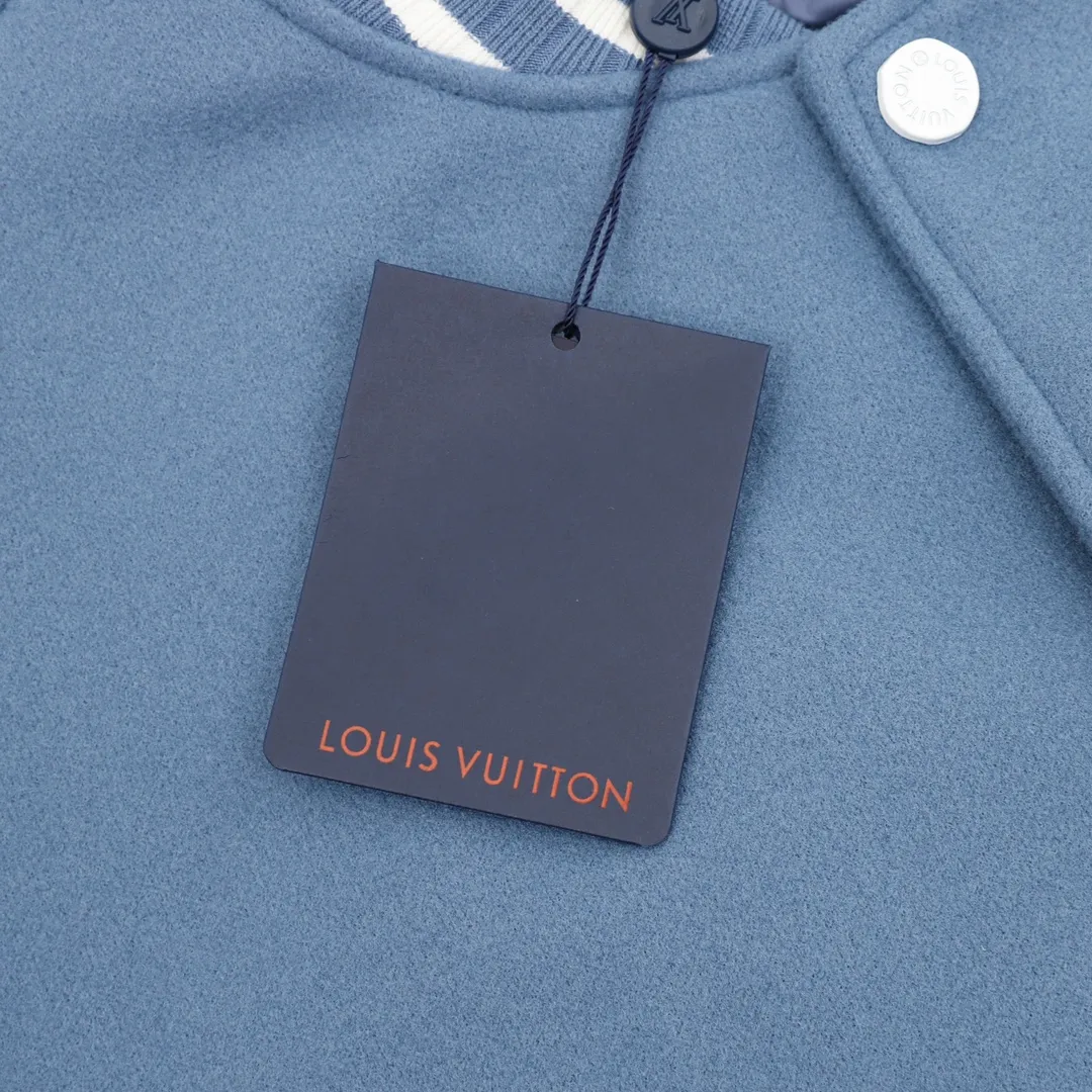 🅿️570 Louis Vuitton/Louis Vuitton logo embroidered leather splicing jacket baseball jacket. This year is particularly popular. Baseball jackets are available at all levels of the market (you must compare the details). The most powerful quality control. Production and research on baseball uniforms for 7 years. Exquisite details. With it, you are the most beautiful boy in the universe. Lacquered full-face snap buttons (buttons with LOGO), sheep body with grained cow leather sleeves, and Monogram The lining elegantly expresses the brand's identity and reflects the millennial style of the 2025 autumn and winter show. Marque L.Vuitton Déposée patches and leather logo embroidered patches are located under and at the back of the left pocket respectively, and pearlescent snap buttons add to the dandy feel. Size: XS-L
